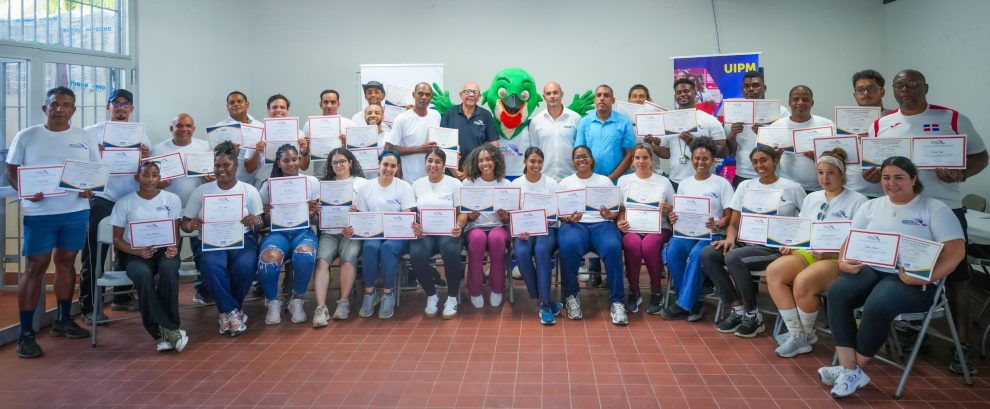 El profesor Nelson Ramirez la mascota Coli el instructor argentino Rafael Acosta y Victor Perez y los cursantes de niveles I II y III.