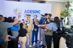 Foto 3, El ministro de Defensa, Carlos Fernández y el presidente de Adesinc, Freddy González