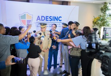 Foto 3, El ministro de Defensa, Carlos Fernández y el presidente de Adesinc, Freddy González