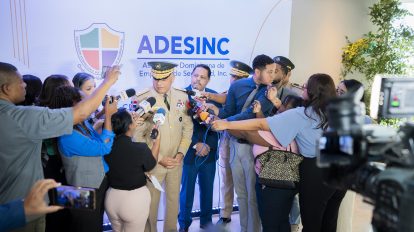 Foto 3, El ministro de Defensa, Carlos Fernández y el presidente de Adesinc, Freddy González
