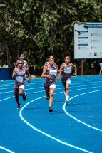 PIE DE FOTO ATLETISMO 4 Alumnas toma una curva en las pruebas de semi fondo del Torneo de Atletismo Escolar U14 y U16 INEFI