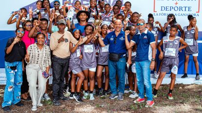 PIE DE FOTO INEFI ATLETISMO 1A PRINCIPAL Dirigentes y técnicos junto a los alumnos ganadores de medallas de la primera fase del Torneo de Atletismo Escolar U14 y U16 INEFI.