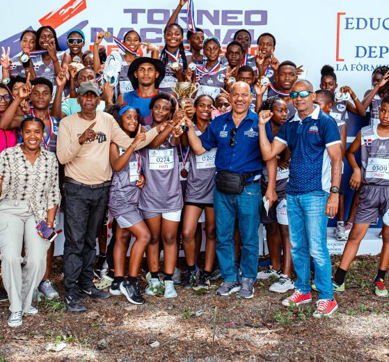 PIE DE FOTO INEFI ATLETISMO 1A PRINCIPAL Dirigentes y técnicos junto a los alumnos ganadores de medallas de la primera fase del Torneo de Atletismo Escolar U14 y U16 INEFI.