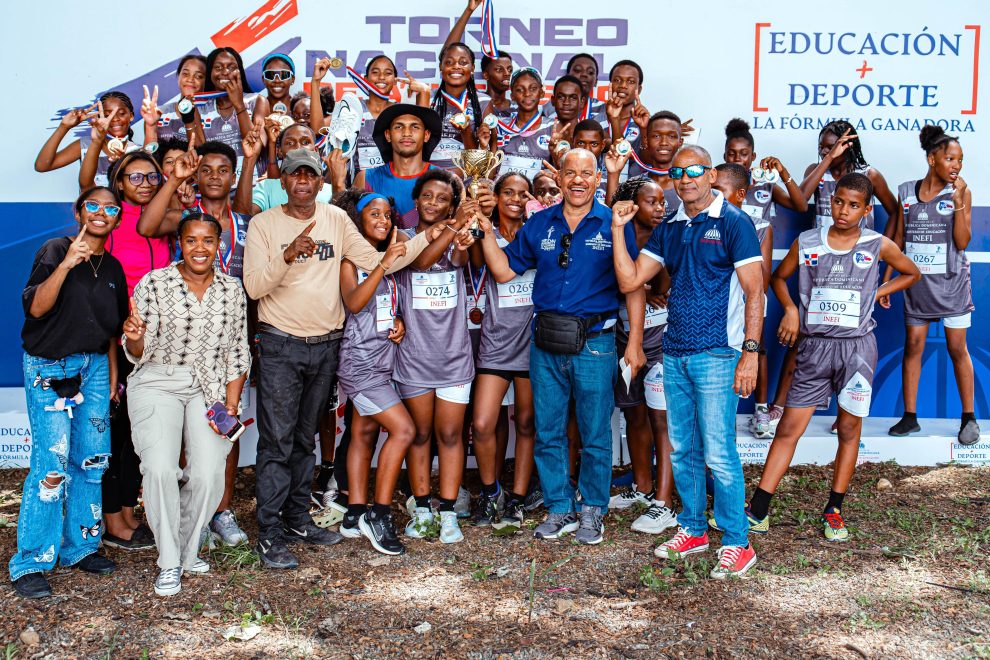 PIE DE FOTO INEFI ATLETISMO 1A PRINCIPAL Dirigentes y técnicos junto a los alumnos ganadores de medallas de la primera fase del Torneo de Atletismo Escolar U14 y U16 INEFI.