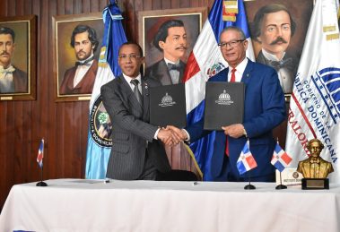 El presidente del Instituto Duartiano, Wilson Gómez Ramírez y el contralor general de la República, Geraldo Espinosa Pérez, luego de firmar el acuerdo.