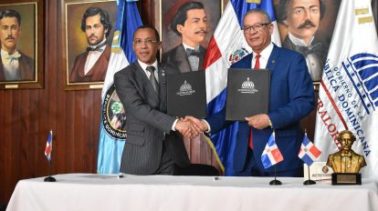 El presidente del Instituto Duartiano, Wilson Gómez Ramírez y el contralor general de la República, Geraldo Espinosa Pérez, luego de firmar el acuerdo.