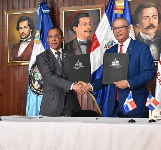 El presidente del Instituto Duartiano, Wilson Gómez Ramírez y el contralor general de la República, Geraldo Espinosa Pérez, luego de firmar el acuerdo.