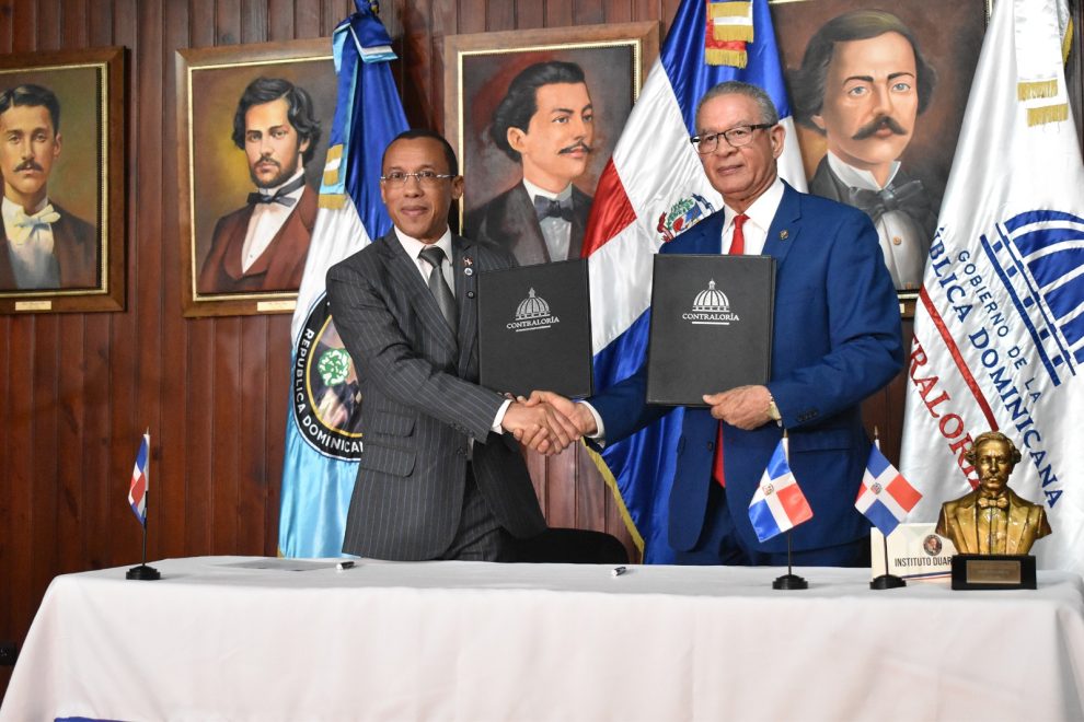 El presidente del Instituto Duartiano, Wilson Gómez Ramírez y el contralor general de la República, Geraldo Espinosa Pérez, luego de firmar el acuerdo.