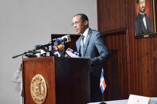 El contralor general de la República, Geraldo Espinosa Pérez, se dirige a los presentes.