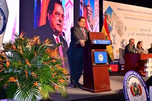 El presidente del Colegio Dominicano de Notarios, Jhon Richard Paniagua Feliz, expone en la 115.ª sesión plenaria de la Comisión de Asuntos Americanos de la Unión Internacional del Notariado Latino (CAAm-UINL).