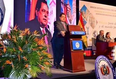 El presidente del Colegio Dominicano de Notarios, Jhon Richard Paniagua Feliz, expone en la 115.ª sesión plenaria de la Comisión de Asuntos Americanos de la Unión Internacional del Notariado Latino (CAAm-UINL).