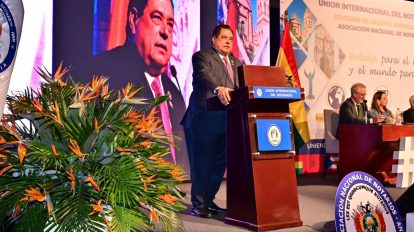 El presidente del Colegio Dominicano de Notarios, Jhon Richard Paniagua Feliz, expone en la 115.ª sesión plenaria de la Comisión de Asuntos Americanos de la Unión Internacional del Notariado Latino (CAAm-UINL).