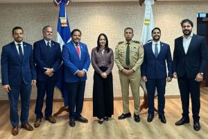 En el centro, la ministra Faride Raful y el director ejecutivo de la Superintendencia de Vigilancia y Seguridad Privada, mayor general Francisco Ovalle, junto a los directivos de Adesinc: mayor general retirado Freddy González Estrada, presidente; Radhamés Martínez, vicepresidente; Christian Vicens, director; Jason Grullón, secretario y Víctor Garrido, director ejecutivo.