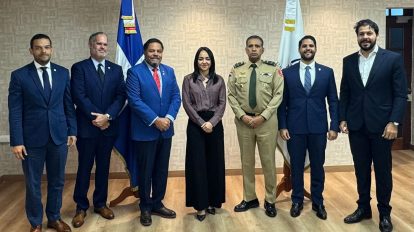 En el centro, la ministra Faride Raful y el director ejecutivo de la Superintendencia de Vigilancia y Seguridad Privada, mayor general Francisco Ovalle, junto a los directivos de Adesinc: mayor general retirado Freddy González Estrada, presidente; Radhamés Martínez, vicepresidente; Christian Vicens, director; Jason Grullón, secretario y Víctor Garrido, director ejecutivo.