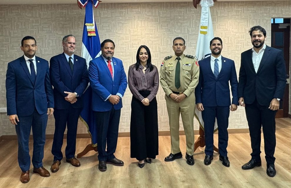 En el centro, la ministra Faride Raful y el director ejecutivo de la Superintendencia de Vigilancia y Seguridad Privada, mayor general Francisco Ovalle, junto a los directivos de Adesinc: mayor general retirado Freddy González Estrada, presidente; Radhamés Martínez, vicepresidente; Christian Vicens, director; Jason Grullón, secretario y Víctor Garrido, director ejecutivo.