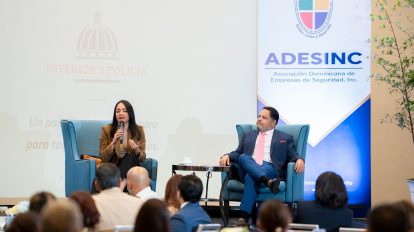 La ministra de Interior y Policía, Faride Raful y el presidente de Adesinc, Freddy González Estrada, durante el conversatorio.