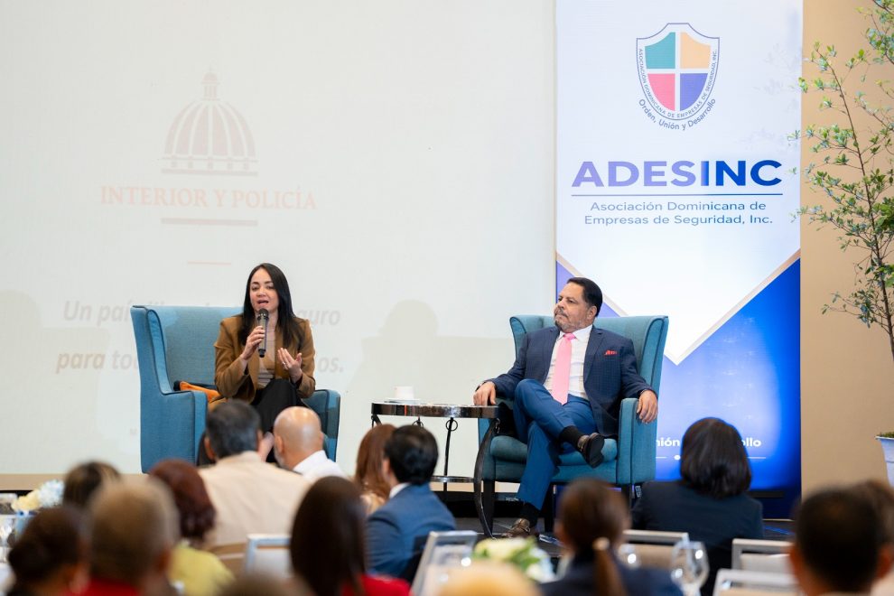 La ministra de Interior y Policía, Faride Raful y el presidente de Adesinc, Freddy González Estrada, durante el conversatorio.