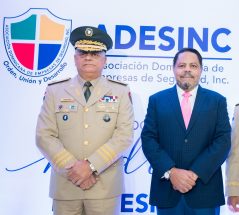 El ministro de Defensa, teniente general Carlos Fernández Onofre y el presidente de Adesinc, Freddy González Estrada.