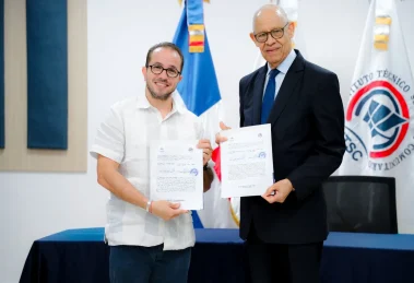 Claudio Caamano director de TNR y Jose Ramon Holguin rector del ITSC muestran el acuerdo rubricado