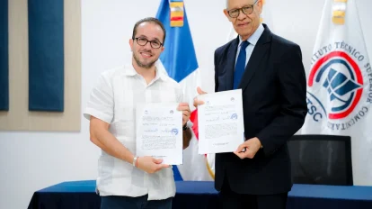 Claudio Caamano director de TNR y Jose Ramon Holguin rector del ITSC muestran el acuerdo rubricado