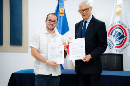 Claudio Caamano director de TNR y Jose Ramon Holguin rector del ITSC muestran el acuerdo rubricado