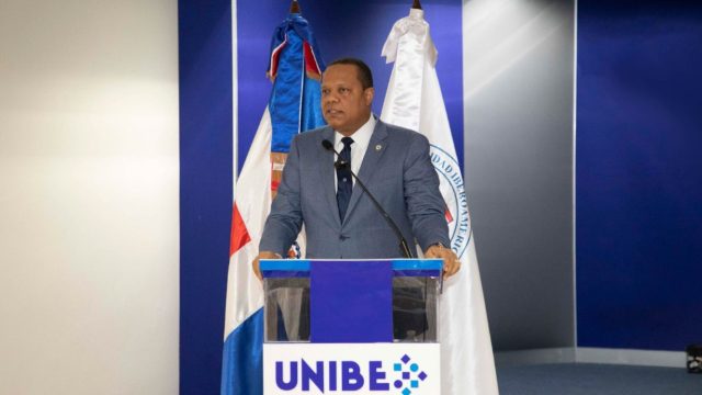 Director de pro consumidor en conferencia en unibe 1536x722