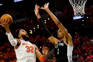 El dominicano Karl Anthony Towns en una gestion ofensiva ane Victor Wembanyama 650x400
