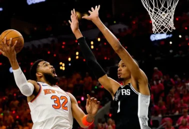 El dominicano Karl Anthony Towns en una gestion ofensiva ane Victor Wembanyama 650x400