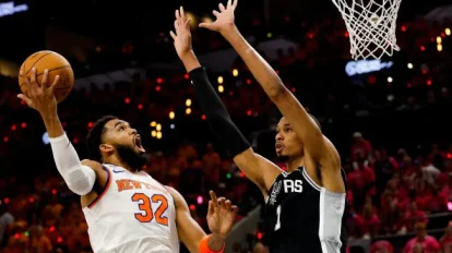 El dominicano Karl Anthony Towns en una gestion ofensiva ane Victor Wembanyama 650x400