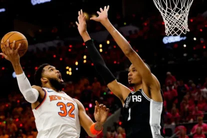 El dominicano Karl Anthony Towns en una gestion ofensiva ane Victor Wembanyama 650x400