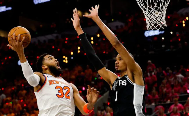 El dominicano Karl Anthony Towns en una gestion ofensiva ane Victor Wembanyama 650x400