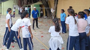 Rafael Lora enseñando BADMINTON