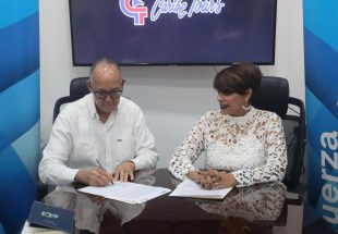 William Castro, gerente de recursos humanos de Caribe Tours y Nora Rubirosa de Castro, gerente de relaciones Institucionales de UNIR en la República Dominicana, firman el acuerdo.
