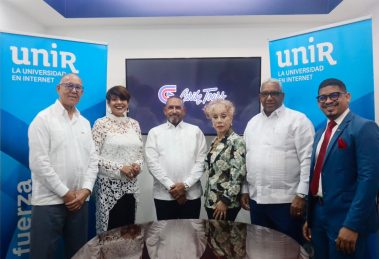 Desde la izquierda, William Castro, Nora Rubirosa de Castro, Paul Guerrero Melo, Yvonne Montes de Oca, César Sánchez y José Méndez, durante el acto de firma del acuerdo académico entre Caribe Tours y la Universidad Internacional de La Rioja (UNIR).