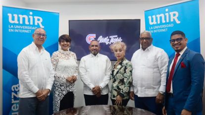 Desde la izquierda, William Castro, Nora Rubirosa de Castro, Paul Guerrero Melo, Yvonne Montes de Oca, César Sánchez y José Méndez, durante el acto de firma del acuerdo académico entre Caribe Tours y la Universidad Internacional de La Rioja (UNIR).