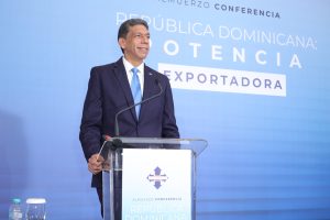 El presidente de Adoexpo, Karel Castillo, se dirige a los presentes.