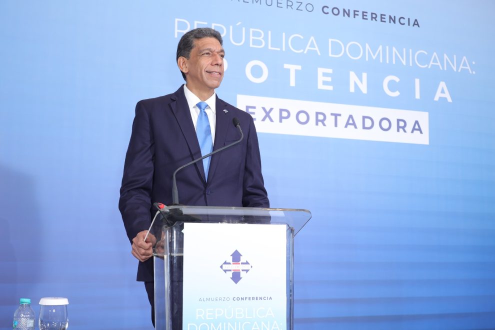 El presidente de Adoexpo, Karel Castillo, se dirige a los presentes.