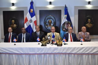 En la mesa central, figuran desde la izquierda a derecha, Junior Torres, miembro de número del Instituto Duartiano; Víctor Zabala, gobernador de la Casa y Museo de Duarte; Jacinto Pichardo, vicepresidente del Instituto Duartiano; Wilson Gómez Ramírez, presidente; José Moreno, tesorero y Eduardo Gautreau De Windt, vocal.