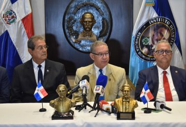 En el centro, el presidente del Instituto Duartiano, Wilson Gómez Ramírez, se dirige a los presentes, en compañía del vicepresidente Jacinto Pichardo y del tesorero José Moreno.