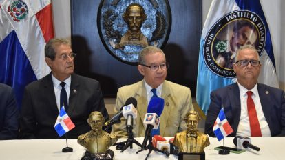 En el centro, el presidente del Instituto Duartiano, Wilson Gómez Ramírez, se dirige a los presentes, en compañía del vicepresidente Jacinto Pichardo y del tesorero José Moreno.