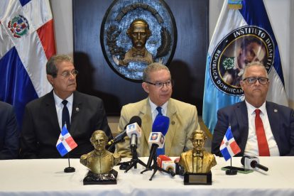 En el centro, el presidente del Instituto Duartiano, Wilson Gómez Ramírez, se dirige a los presentes, en compañía del vicepresidente Jacinto Pichardo y del tesorero José Moreno.