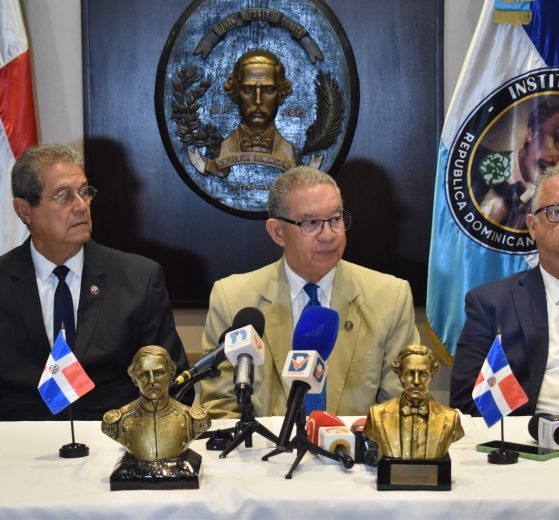 En el centro, el presidente del Instituto Duartiano, Wilson Gómez Ramírez, se dirige a los presentes, en compañía del vicepresidente Jacinto Pichardo y del tesorero José Moreno.