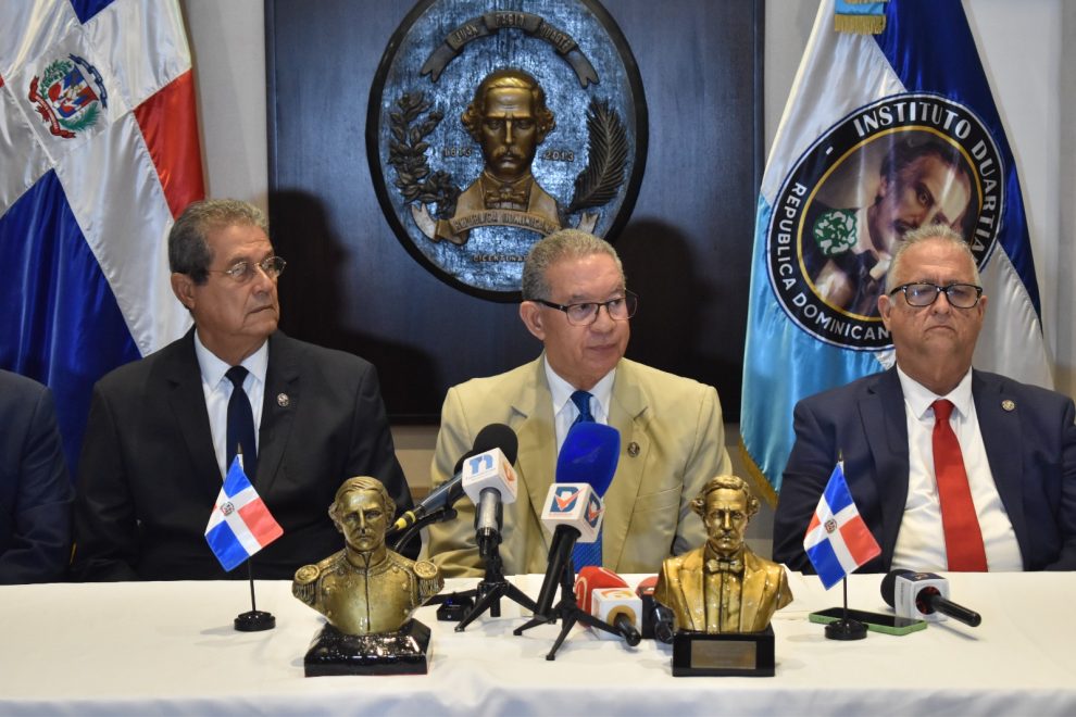 En el centro, el presidente del Instituto Duartiano, Wilson Gómez Ramírez, se dirige a los presentes, en compañía del vicepresidente Jacinto Pichardo y del tesorero José Moreno.