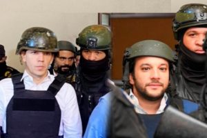 Hugo beras y jochi gomez presos y con chaleco antibalas y cascos de proteccion medium