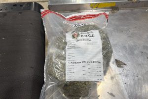 22 INCAUTAN EN EL AILA OCHO PAQUETES Y LATAS LLENAS DE MARIHUANA