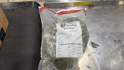 22 INCAUTAN EN EL AILA OCHO PAQUETES Y LATAS LLENAS DE MARIHUANA