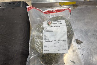 22 INCAUTAN EN EL AILA OCHO PAQUETES Y LATAS LLENAS DE MARIHUANA