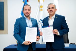 Claudio Caamaño e Iván Hernández muestran el acuerdo firmado