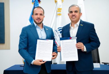 Claudio Caamaño e Iván Hernández muestran el acuerdo firmado
