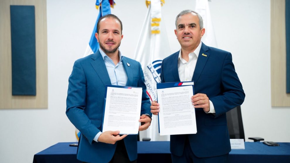 Claudio Caamaño e Iván Hernández muestran el acuerdo firmado